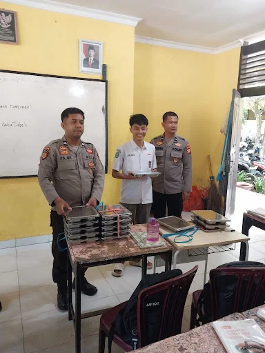 Polsek Kuantan Tengah Pantau Pembagian 626 Porsi Makanan Bergizi di SMA N 1 Teluk Kuantan